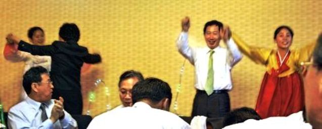 訪朝した与党議長、北朝鮮女性とダンス