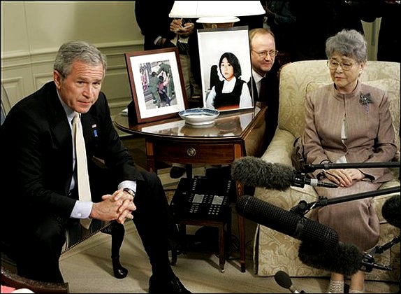 横田早紀江さんとブッシュ大統領