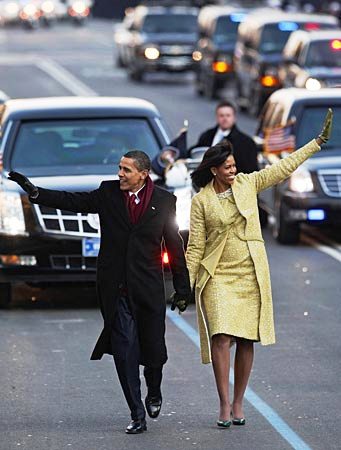 路上を歩くオバマ夫妻
