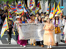 チベットに平和を」主婦ら４００人，御堂筋を行進